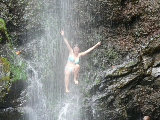 96- Aline sous la cascade 